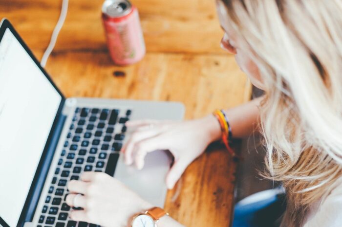 computer-1185626_1280 Completing a form online