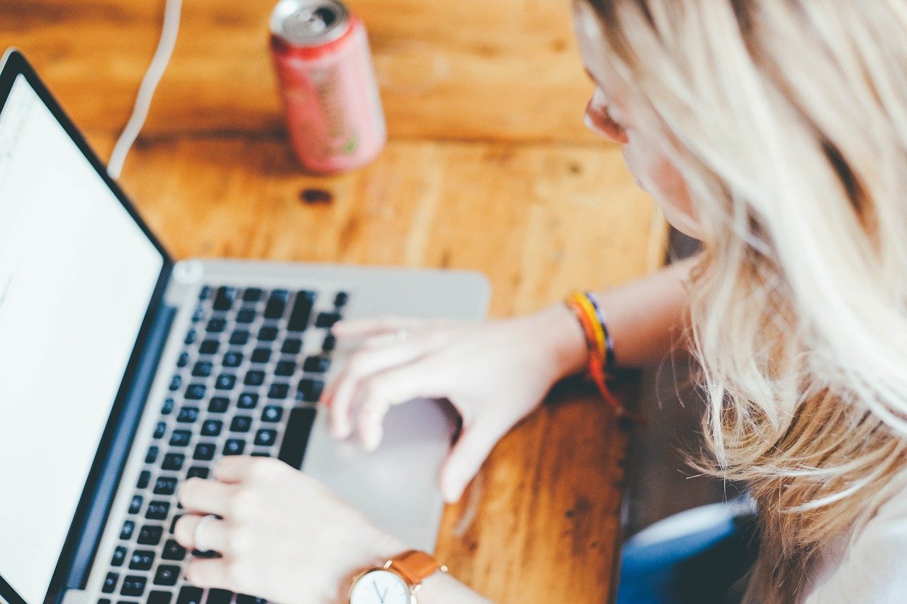 computer-1185626_1280 Completing a form online