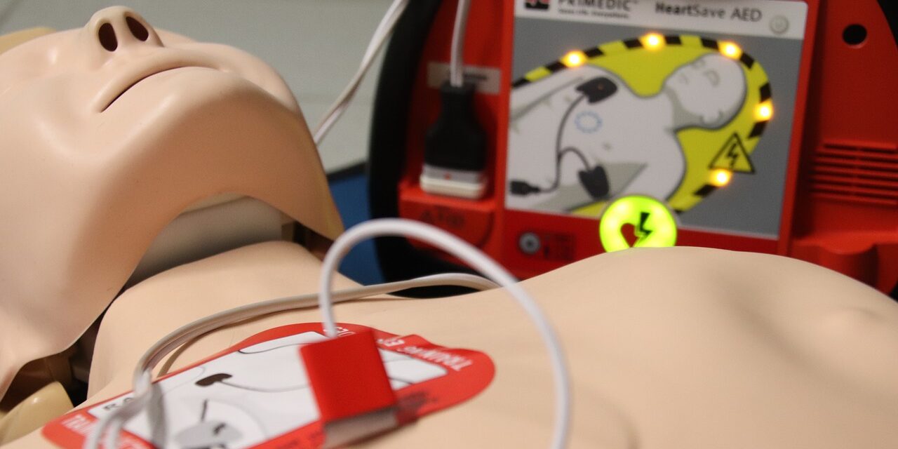 first-aid-4089599_1280 aed defib dummy